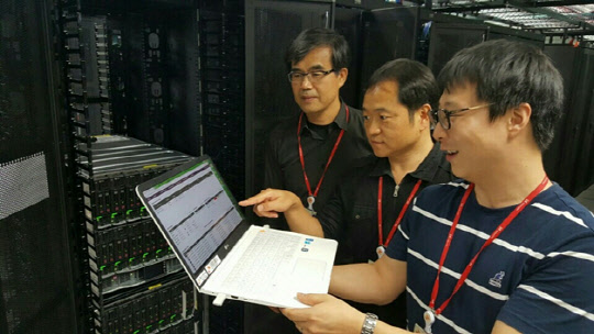 SK텔레콤은 기존 가상화 기술보다 진화된 'vEPC 2.0' 기술 기반의 '가상화 LTE 교환기'를 상용화했다고 30일 밝혔다. 회사 직원들이 서울 성동구 SK텔레콤 성수사옥에 설치된 가상화 LTE 교환기 장비를 점검하고 있다.<SK텔레콤 제공>